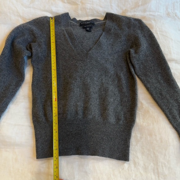 Banana Republic 100% Cashmere V Neck Sweater - Picture 10 of 10